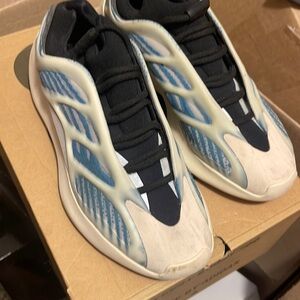 Yeezy 700 V3 Sneakers